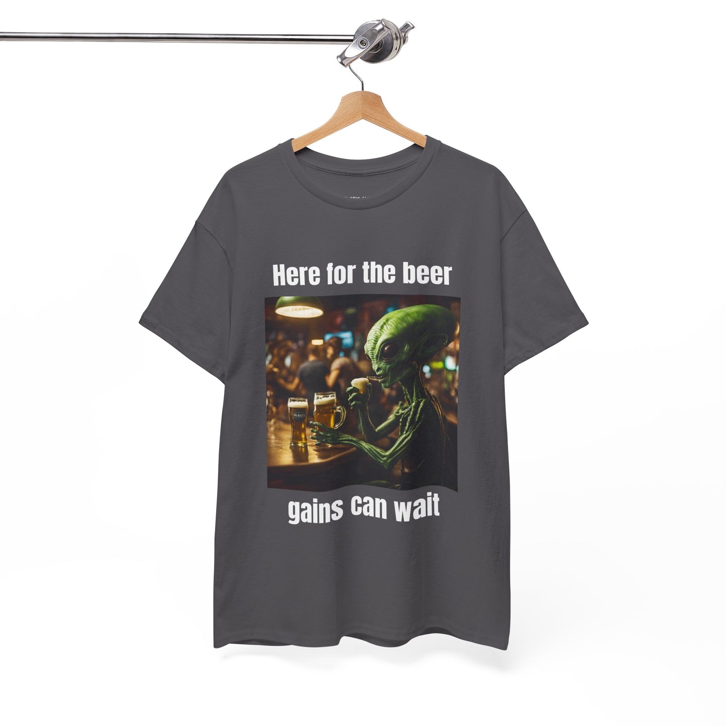 Ici pour la bière, les gains peuvent attendre ! T-shirt de sport Alien Flashlander