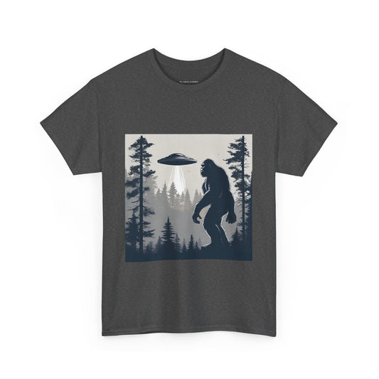 Sasquatch Encuentro Bigfoot y UFO Adventure Unisex Heavy Cotton Tee Flashlander