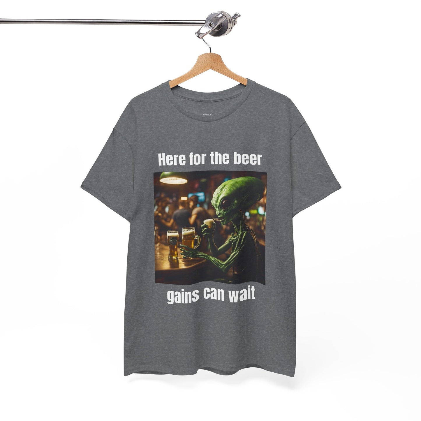 Ici pour la bière, les gains peuvent attendre ! T-shirt de sport Alien Flashlander