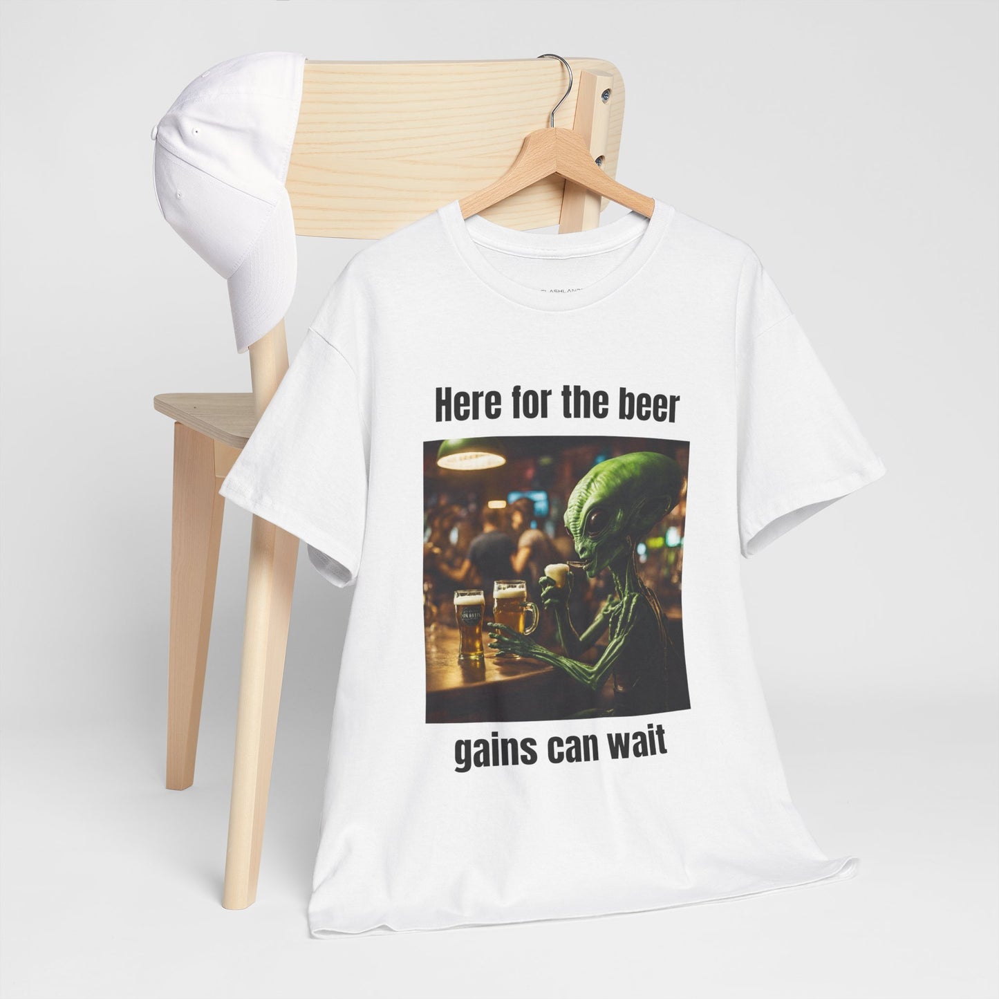 Ici pour la bière, les gains peuvent attendre ! T-shirt de sport Alien Flashlander