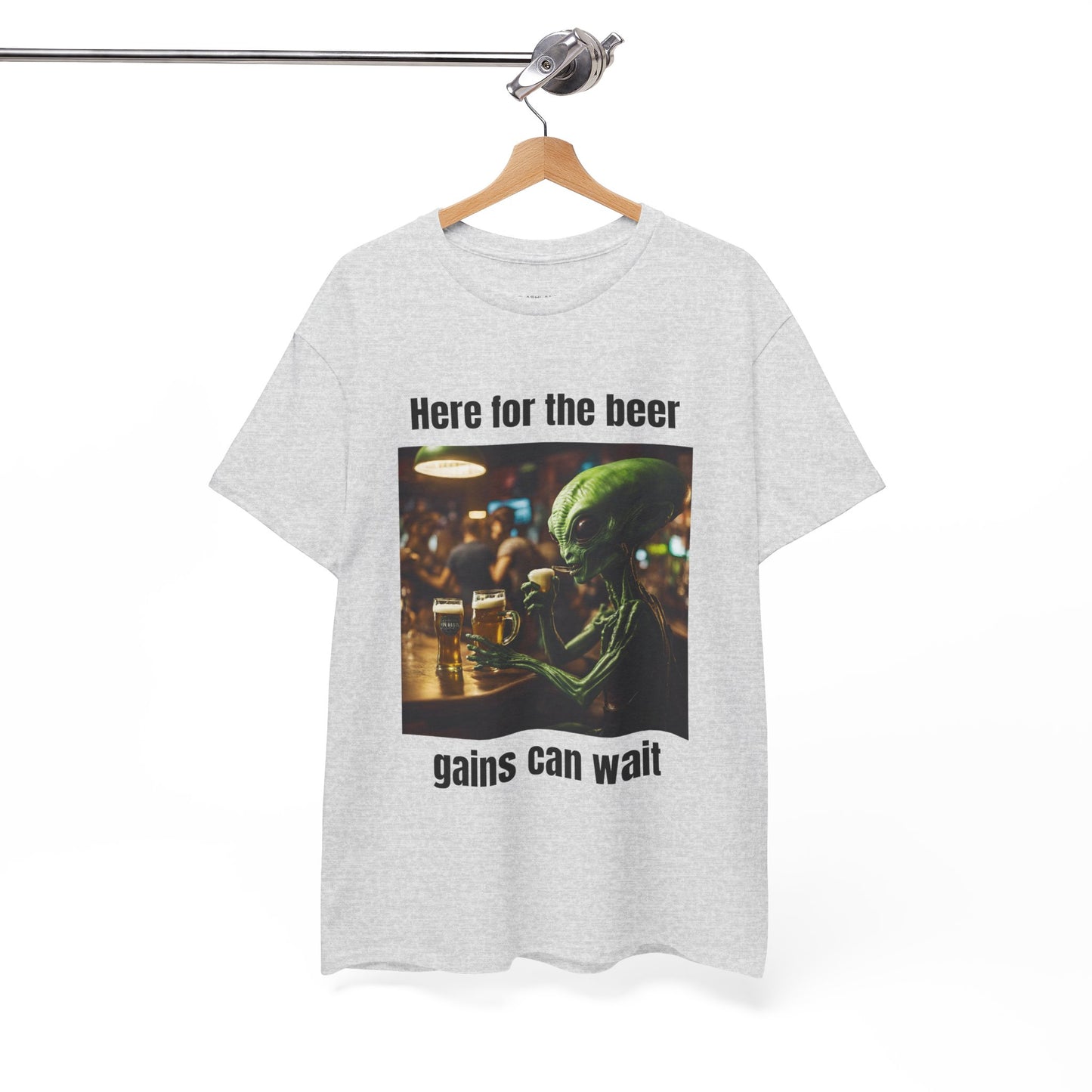 Ici pour la bière, les gains peuvent attendre ! T-shirt de sport Alien Flashlander