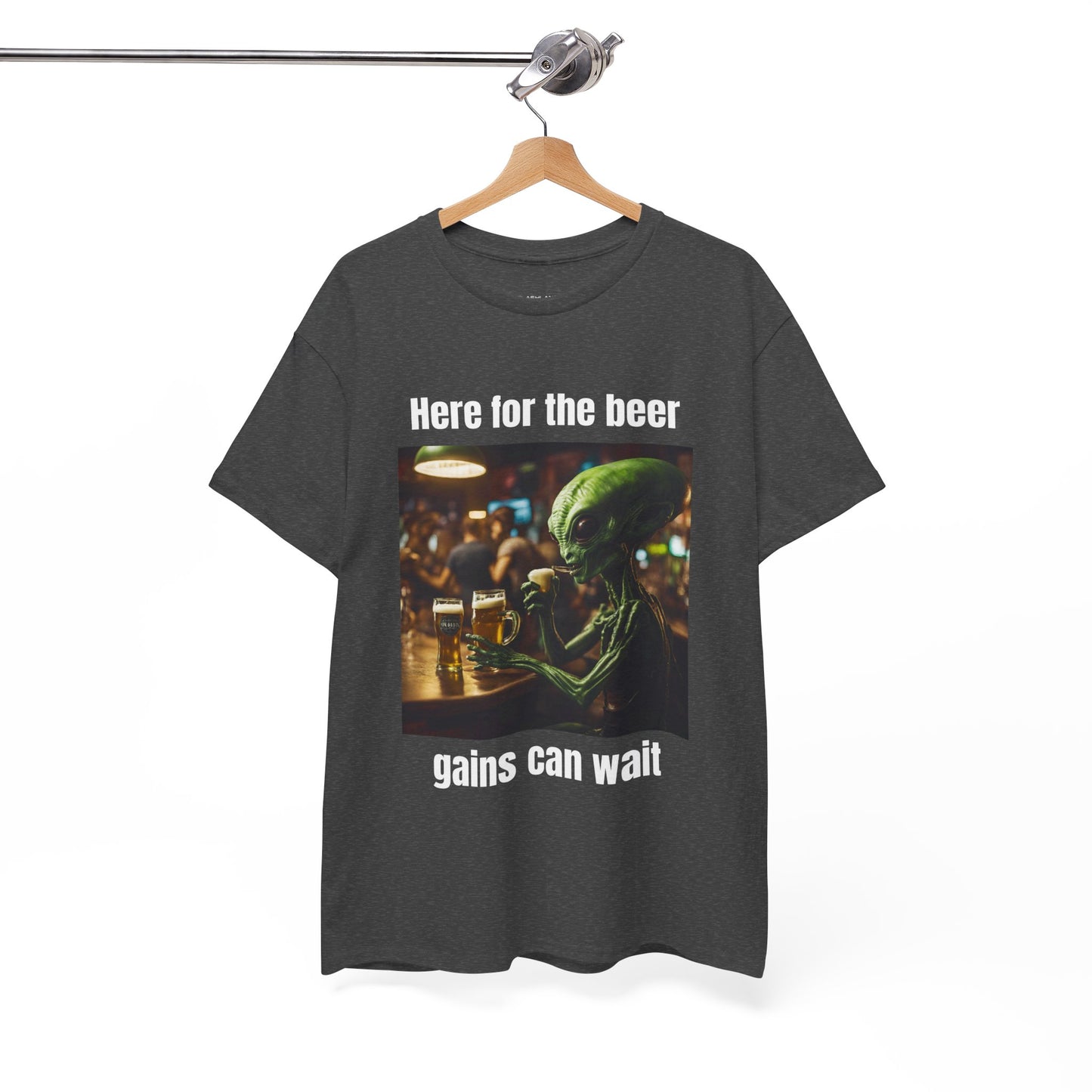 Ici pour la bière, les gains peuvent attendre ! T-shirt de sport Alien Flashlander