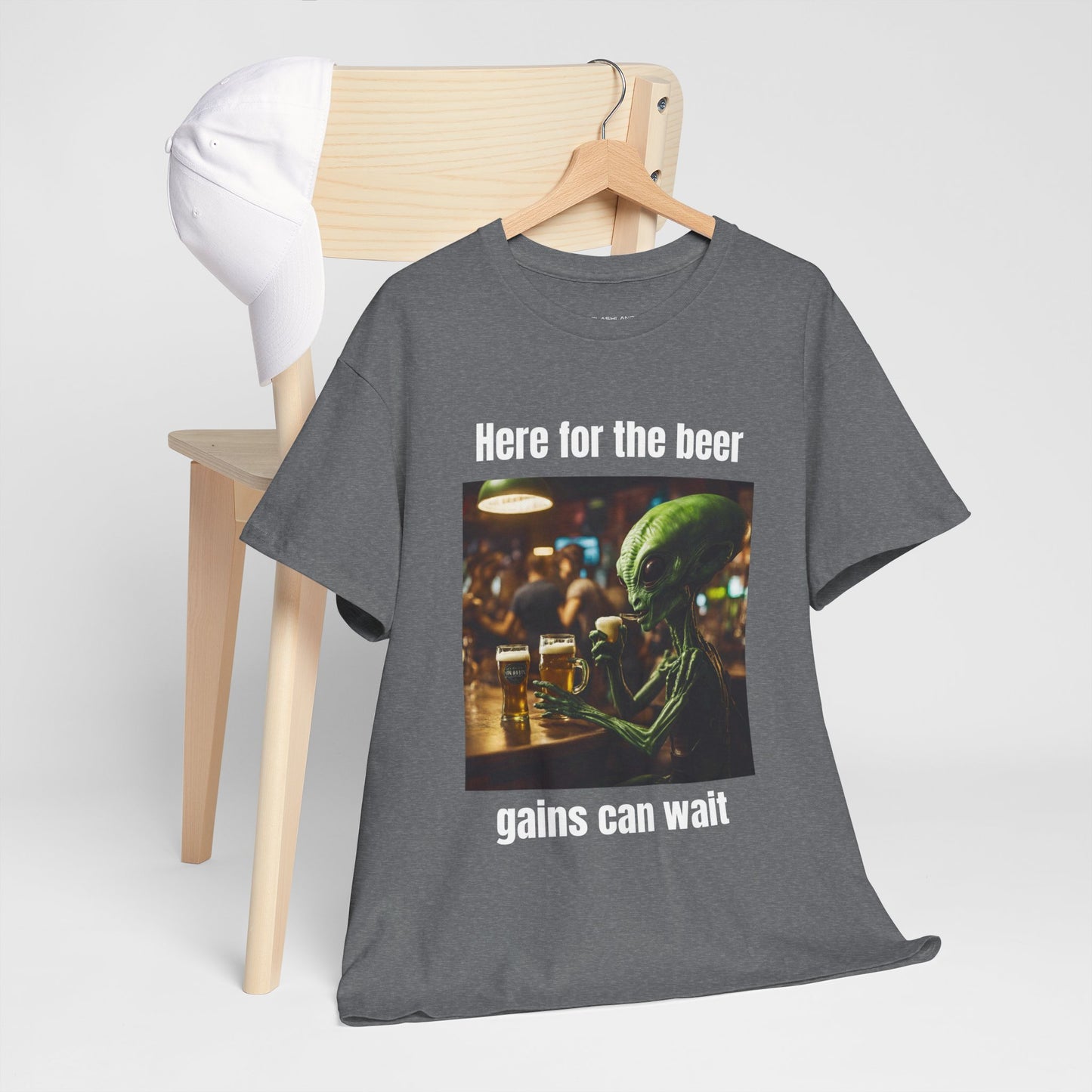 Ici pour la bière, les gains peuvent attendre ! T-shirt de sport Alien Flashlander