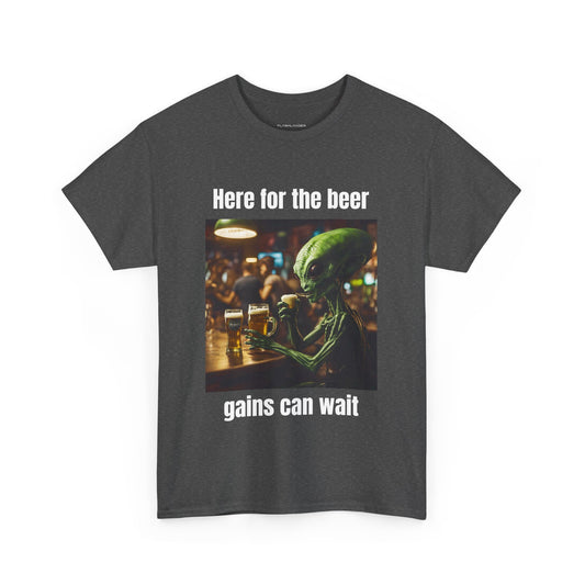 ¡Solo estoy aquí por la cerveza! Camiseta Alien Unisex de algodón pesado de Flashlander