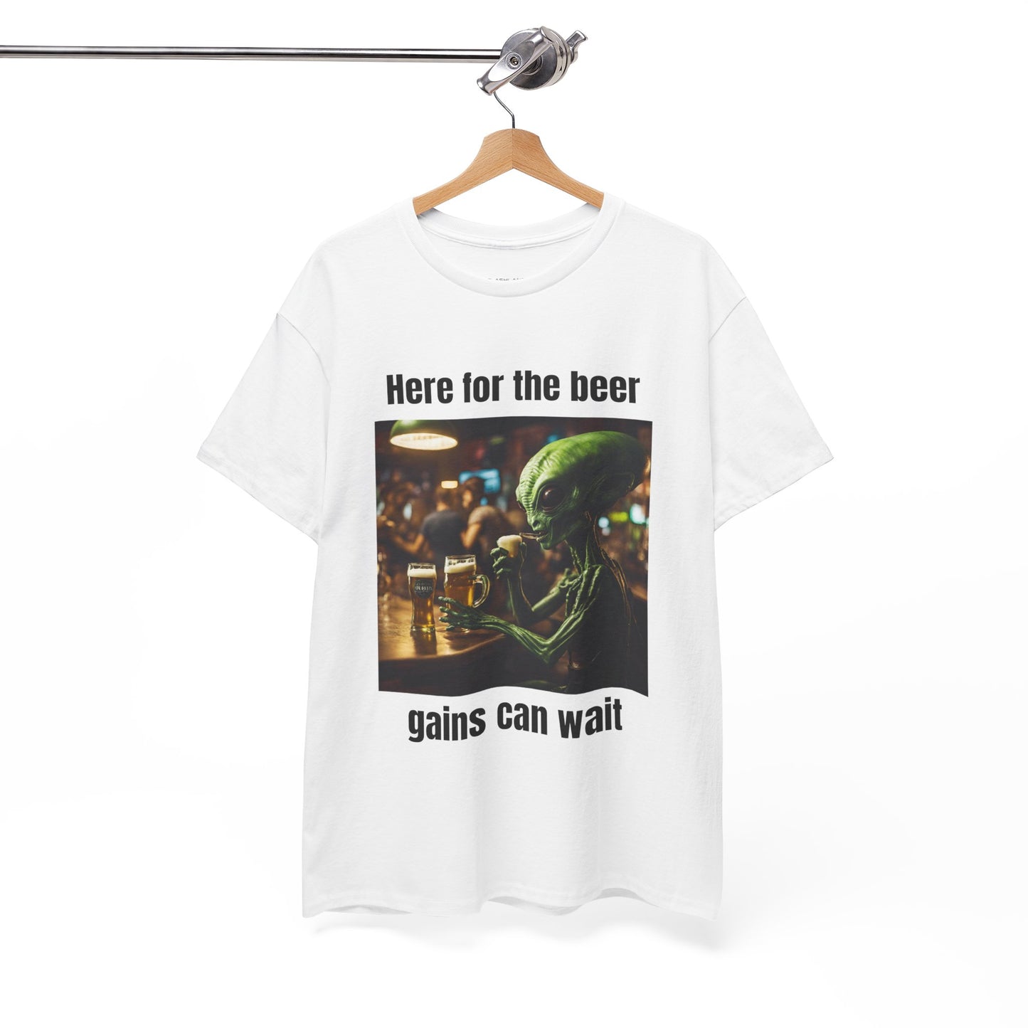 Ici pour la bière, les gains peuvent attendre ! T-shirt de sport Alien Flashlander