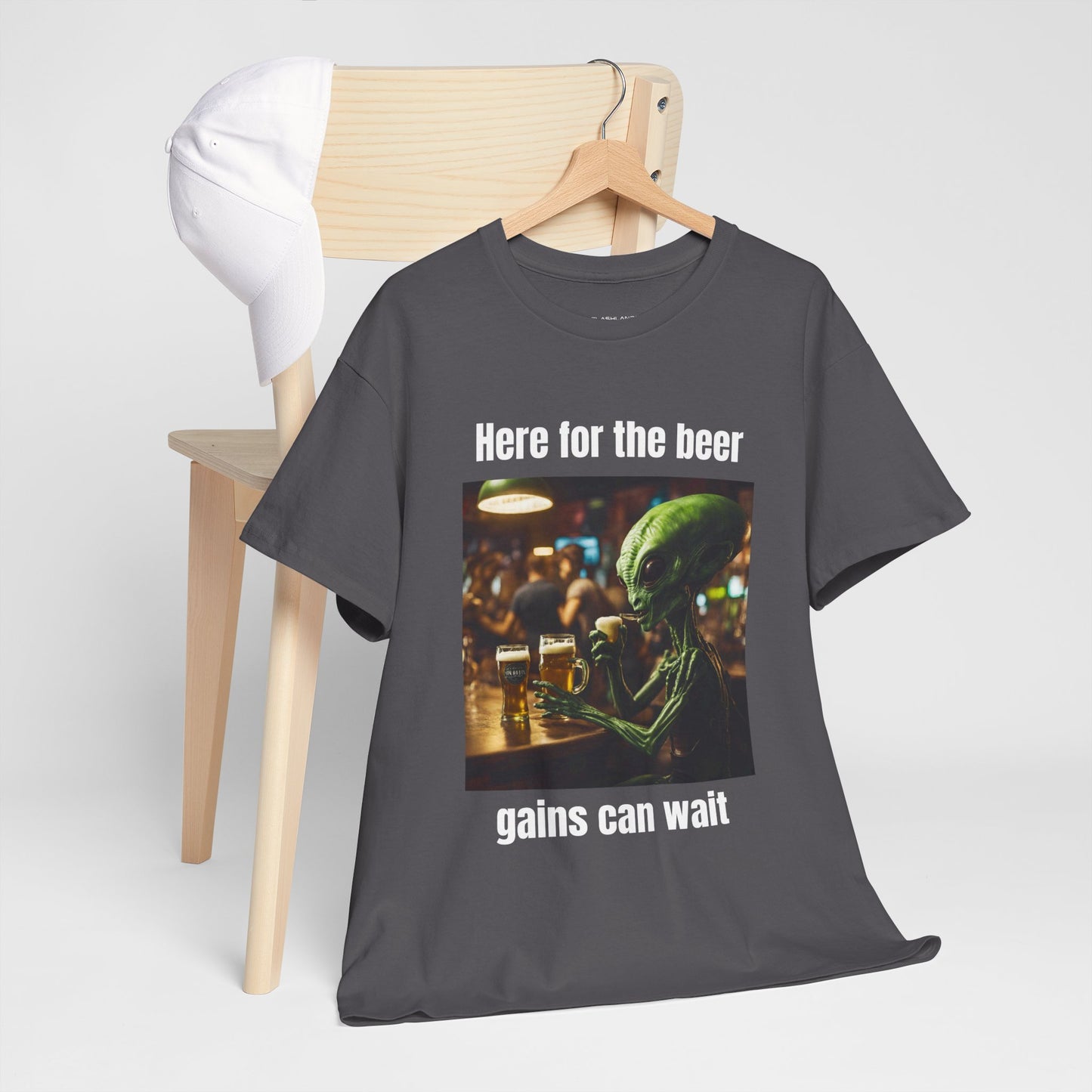 Ici pour la bière, les gains peuvent attendre ! T-shirt de sport Alien Flashlander