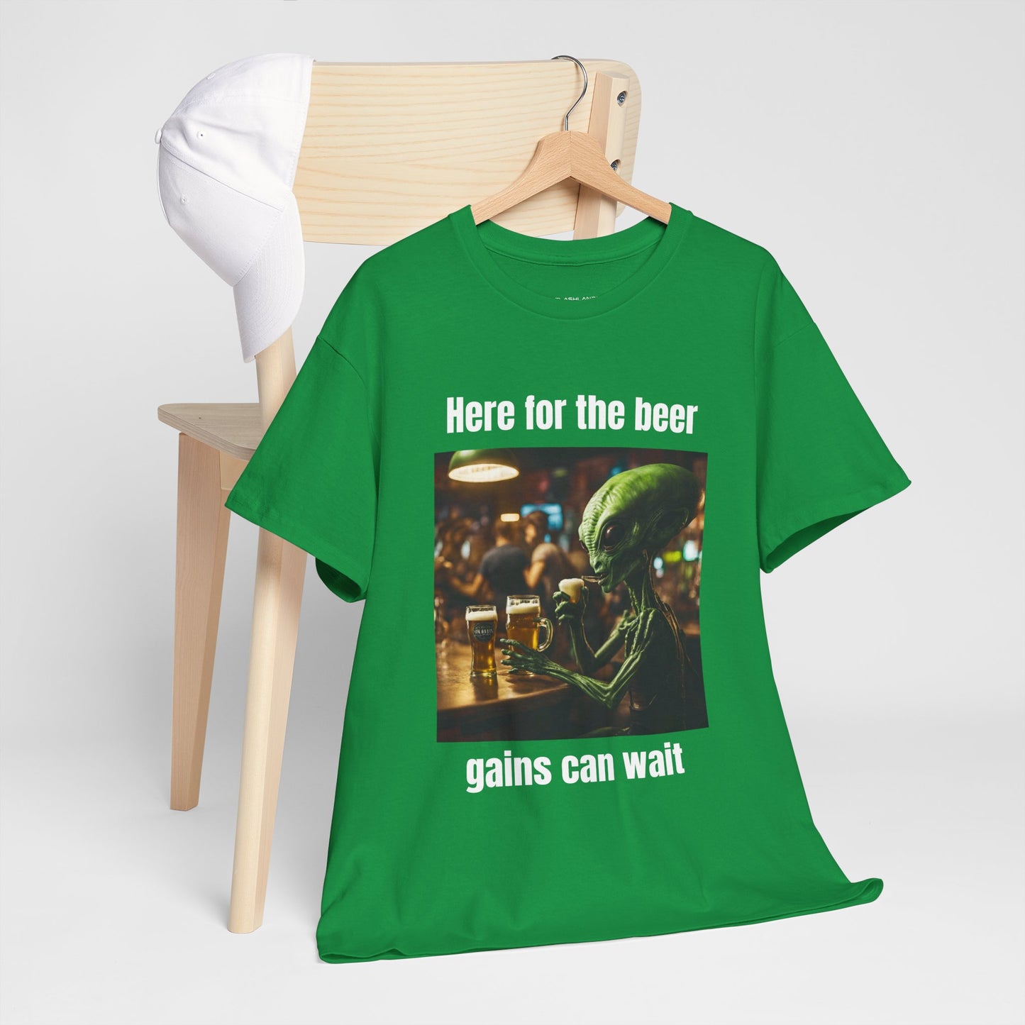 Ici pour la bière, les gains peuvent attendre ! T-shirt de sport Alien Flashlander